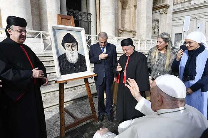 من أعالي جبل لبنان إلى العالم... يا مار شربل خلي عينك علبنان